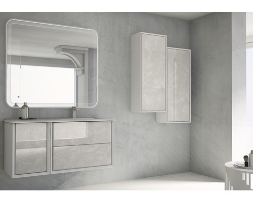 Salle de bains avec meuble sous-vasque, armoires suspendues et miroir avec éclairage