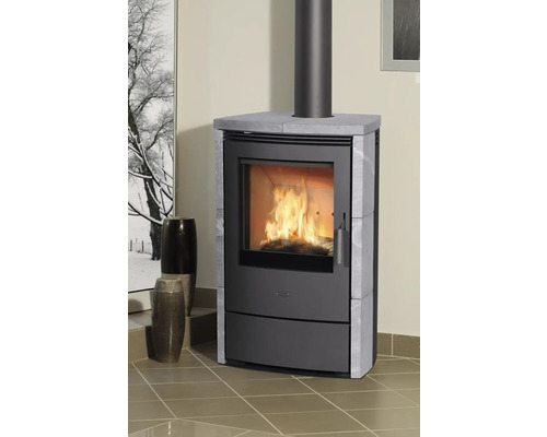 Poêle à bois avec revêtement en pierre dans le salon