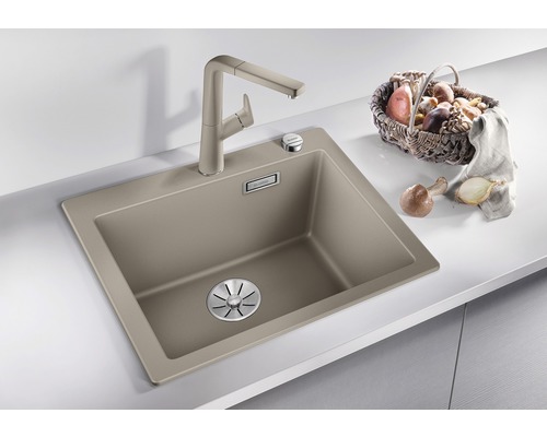 Spülbecken mit Armatur und Gemüsekorb