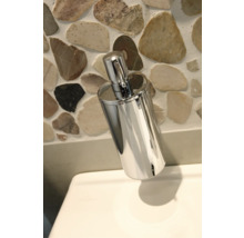 Distributeur de savon chromé sur un lavabo