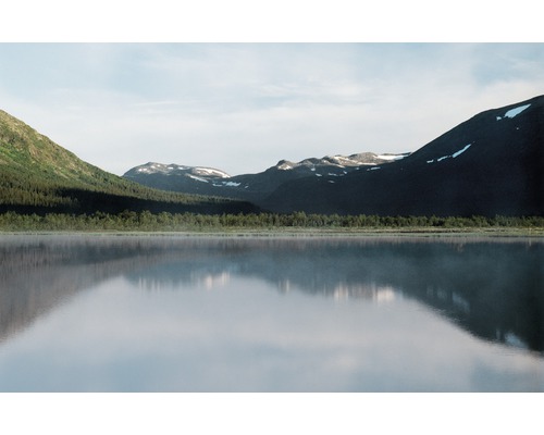 Paysage avec lac et montagnes