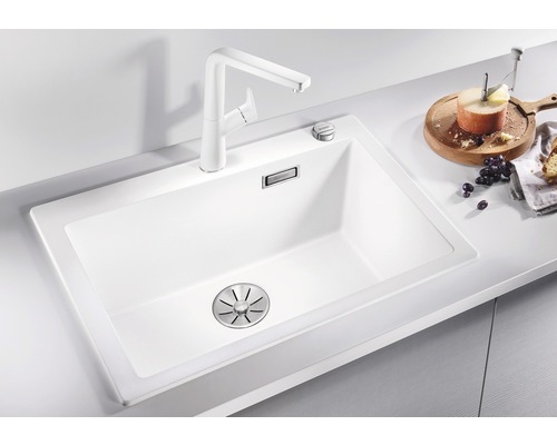 Spüle mit Armatur und Abtropffläche