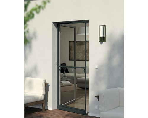 Geöffnete Insektenschutztür mit Blick auf eine Terrasse mit Sitzgelegenheiten und den Wohnraum