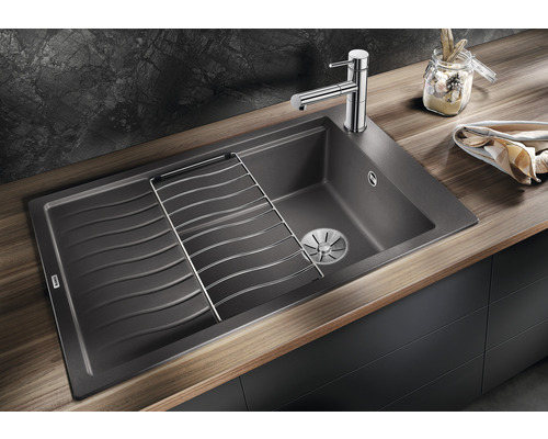 Spüle mit Abtropffläche, Spültischarmatur und Geschirrkorb