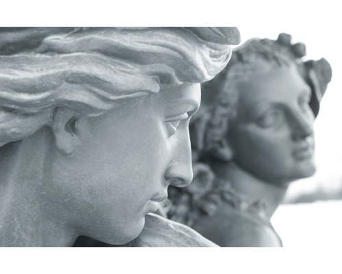 Gros plan de deux statues de jardin féminines