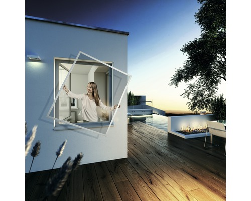 Femme installant une moustiquaire sur la fenêtre d''une maison avec terrasse