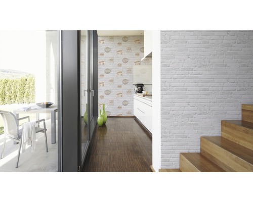 Intérieur avec papier peint en briques et parquet