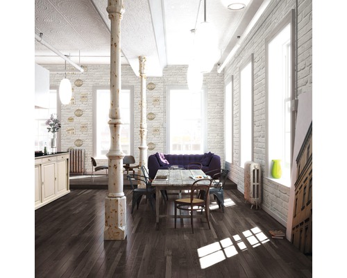 Salon spacieux avec parquet, table à manger et mur de briques décoratif