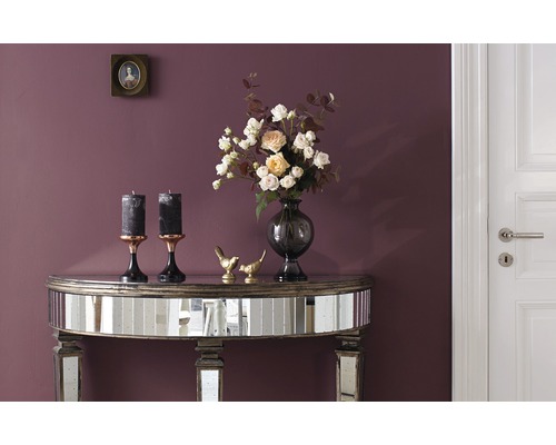 Intérieur décoratif avec console, bougies, vase de fleurs et tableau mural pour un aménagement chaleureux.