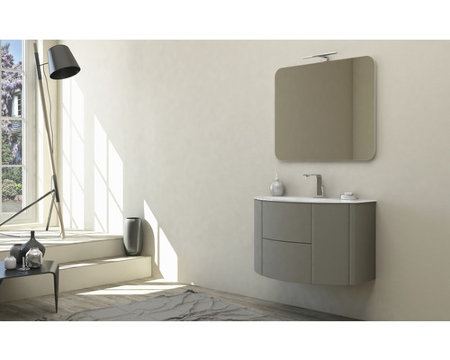 Badezimmer mit Waschtischunterschrank, Spiegel und Beleuchtung in modernem Design