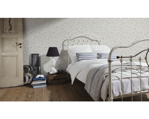 Chambre avec lit, table de chevet et papier peint à fleurs