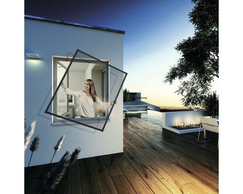 Frau setzt Insektenschutzgitter in ein Fenster auf einer Terrasse mit Pool