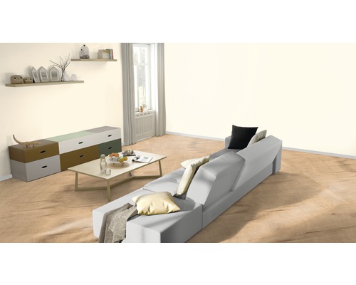 Salon lumineux avec canapé, table basse et commode
