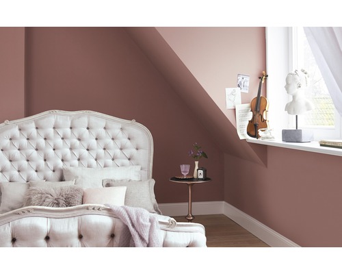 Chambre avec lit, table de chevet et décoration murale