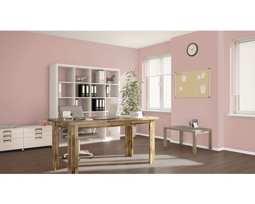 Bureau lumineux avec bureau, étagère et fenêtre