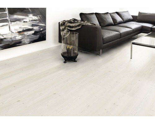 Plancher en bois clair dans un salon avec canapé et table