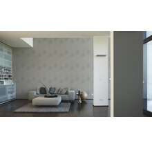 Salon avec papier peint, canapé et étagère