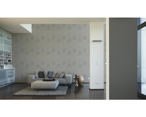 Salon avec papier peint, canapé et étagère