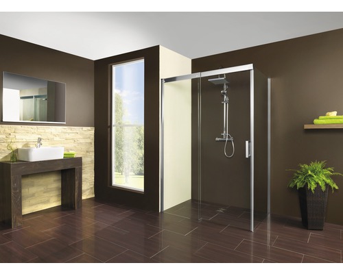 Badezimmer mit Dusche, Waschbecken, Spiegel und Fenster