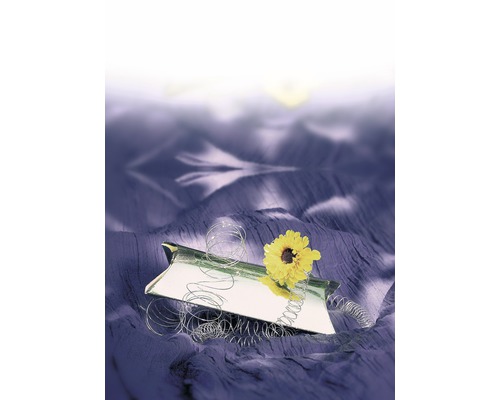 Décoration avec miroir, fil de fer et fleur jaune sur tissu