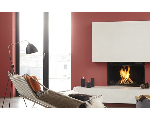 Salon avec cheminée, chaise longue, lampadaire et bougies