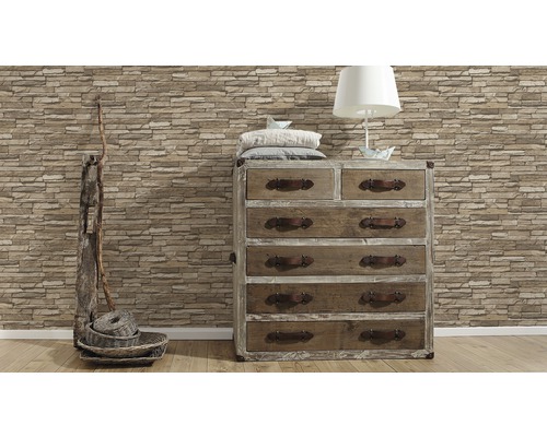 Holzkommode mit sieben Schubladen vor einer Steinwand