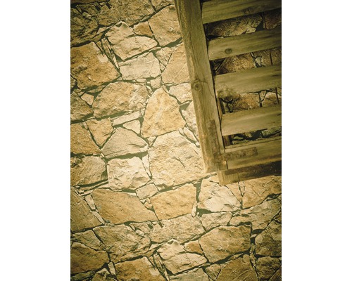 Detailansicht einer Natursteinwand mit hölzernem Rahmen