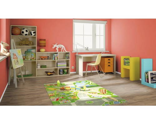 Chambre d''enfant lumineuse avec bibliothèque, bureau, chaise et tapis de jeu