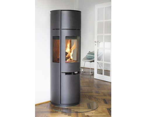 Poêle à bois indépendant avec vitre et bois qui brûle sur un plancher en bois