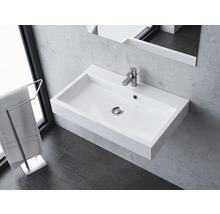 Modernes Badezimmer mit weissem Waschtisch, Armatur und Handtuchhalter