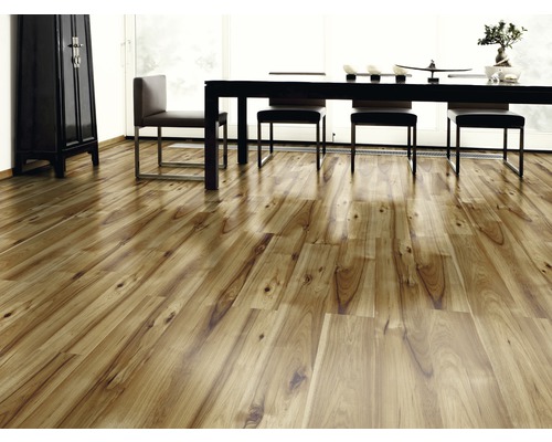 Pièce lumineuse avec plancher en bois, table et chaises.
