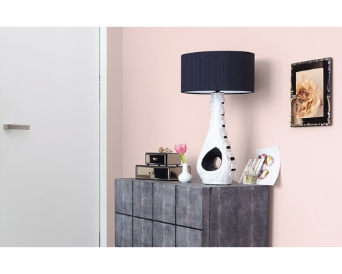 Idée d''aménagement avec commode, lampe de table et cadre photo sur un mur
