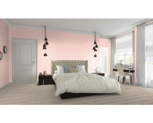 Chambre claire avec lit, tables de chevet, bureau et suspensions