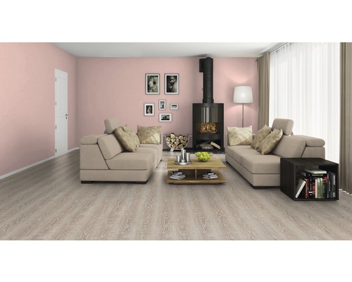 Salon avec sol stratifié, canapé, cheminée et objets de décoration pour une ambiance chaleureuse.