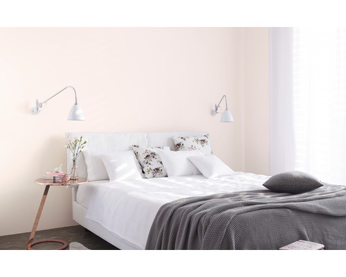 Chambre avec lit, table de chevet et appliques murales