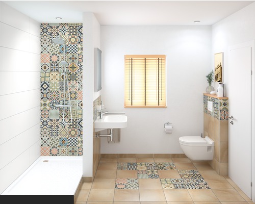 Salle de bains avec douche, lavabo et toilettes, carrelage à motifs