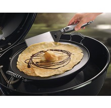 Grill mit Crêpe, Schokoladensauce und Pfannenwender