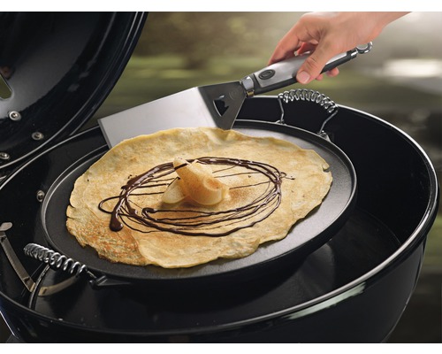Grill mit Crêpe, Schokoladensauce und Pfannenwender