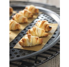 Frische Gipfeli auf einem Backblech mit Backpapier.