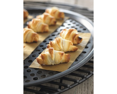 Frische Gipfeli auf einem Backblech mit Backpapier.