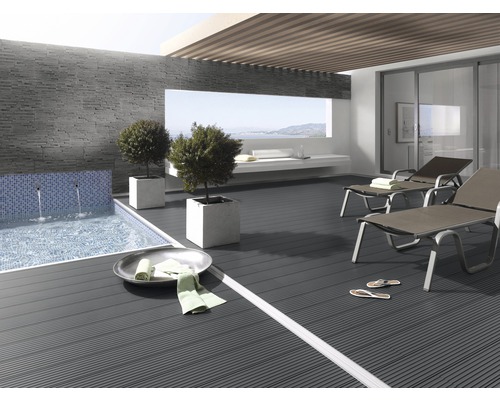 Terrasse mit Pool, Liegestühlen und WPC Dielen