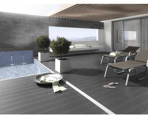 Terrasse mit Pool, Liegestühlen und Holzboden