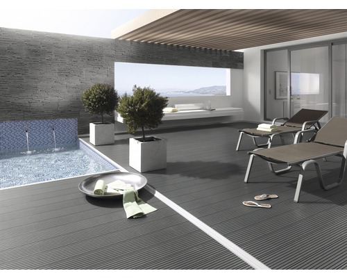 Terrasse avec lames de terrasse grises, piscine et chaises longues