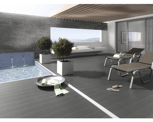 Terrasse avec piscine, chaises longues et plancher en bois