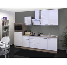 Cuisine moderne avec façades blanches brillantes et éléments décoratifs en bois