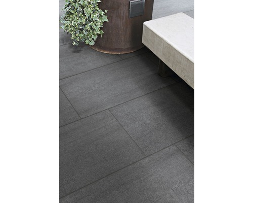 Verlegte Terrassenplatten aus Steinzeug im Aussenbereich