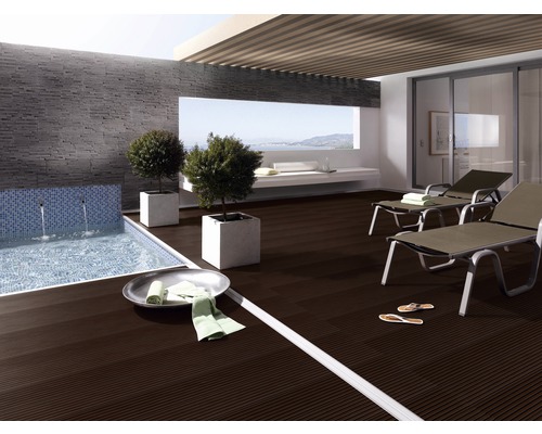 Terrasse avec piscine, chaises longues et plancher en bois pour l''extérieur.