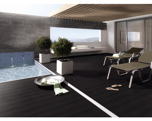 Terrasse mit Pool, Liegen und Bodenbelag