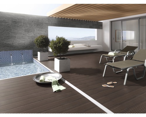 Espace extérieur avec piscine, terrasse en bois, deux chaises longues et éléments décoratifs