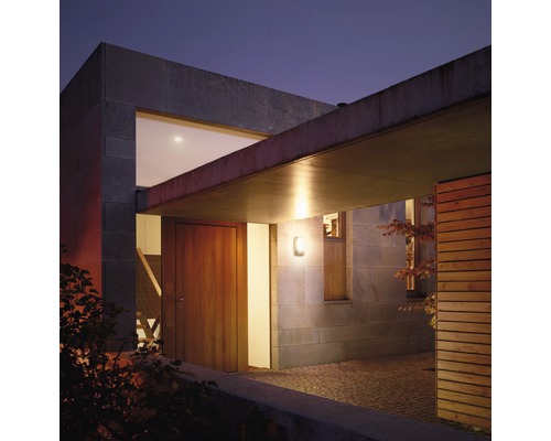 Ansicht eines Hauseingangs mit Tür und Aussenleuchte